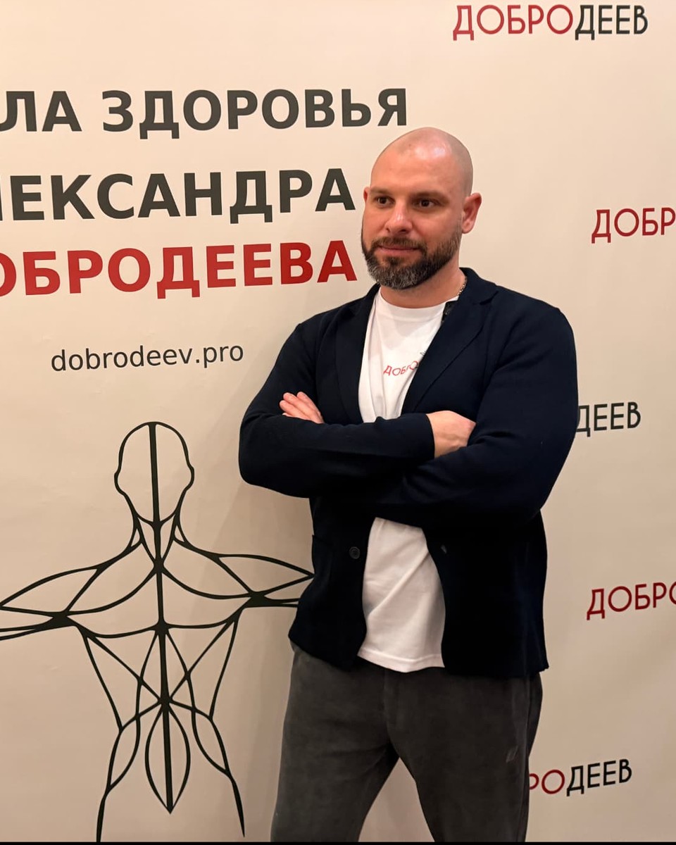 Александр Добродеев у баннера «Школа здоровья Александра Добродеева»